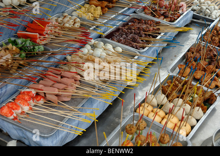 Chinesische Malay oder malaysischen aufgespießt oder gegrilltes Hawker Food oder Straße Snack Stall auf Straßenmarkt Georgetown Penang Malaysia Stockfoto