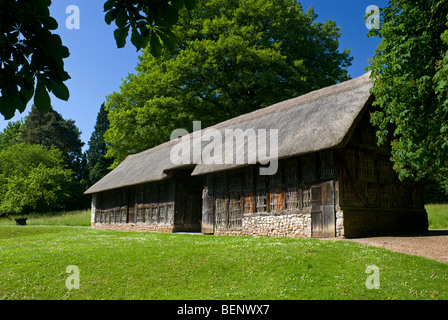 Fachwerk reetgedeckten Scheune aus 1550 Nationalgeschichte Museum St Fagans Cardiff South Wales, Australia Stockfoto