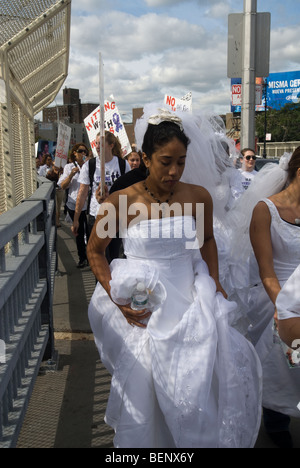 Frauen als Bräute in der 9. jährliche Gladys Ricart und Opfer von häuslicher Gewalt Memorial Walk März verkleidet Stockfoto