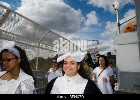 Frauen als Bräute in der 9. jährliche Gladys Ricart und Opfer von häuslicher Gewalt Memorial Walk März verkleidet Stockfoto