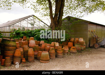 TERRAKOTTA-TÖPFE IN EINEM ALTEN ENGLISCHEN GARTEN. Stockfoto