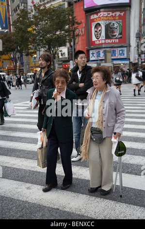 JAPAN Shibuya, Tokio. Zwei ältere Frauen. Foto: Sean Spraqgue 2008 Stockfoto