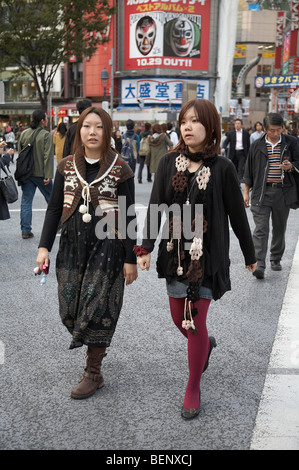 JAPAN Shibuya, Tokio. Junge Frauen in passende und modische Kleidung. Foto: Sean Spraqgue 2008 Stockfoto