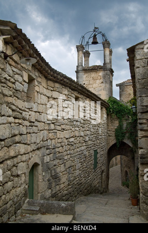 Mittelalterliche Gasse in dem Dorf Lacoste, Vaucluse, Provence-Alpes-Côte d ' Azur, Provence, Frankreich Stockfoto
