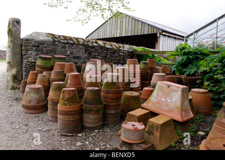 TERRAKOTTA-TÖPFE IN EINEM ALTEN ENGLISCHEN GARTEN. Stockfoto