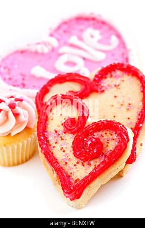 Homemade gebacken Shortbread Valentine, Kekse und Kuchen mit Zuckerguss auf weißem Hintergrund Stockfoto