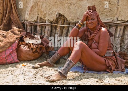 Himba Frau in einem Dorf in der Nähe von Epupa Wasserfälle, Namibia, Afrika. Stockfoto