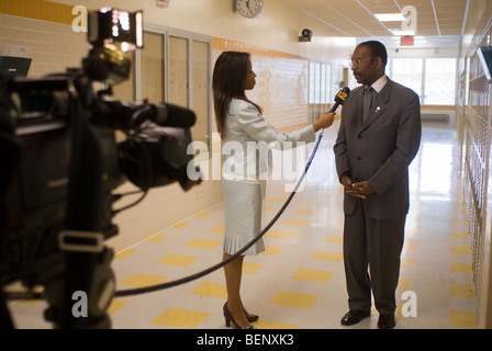 NY State Senator Reverend Ruben Diaz, Recht, wird von einem Reporter für News Kanal 12, eine lokale Kabel-Nachrichtensender in New York interviewt. Stockfoto