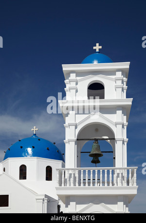 Blaue Kuppelkirche und Bell tower, Santorin, Kykladen, Griechenland Stockfoto