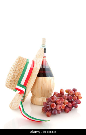 Korb-Flasche mit Chianty aus Italien über weiß Stockfoto