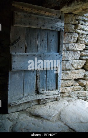 Alte Holztür des Traditionshauses in der Provence, Frankreich Stockfoto