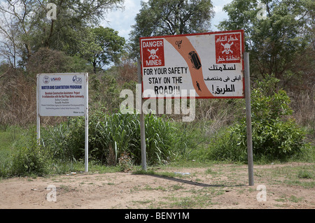 Süd-SUDAN-Schild Warnung Fahrer auf der Straße zu bleiben oder sie stoßen Landminen. Foto: SEAN SPRAGUE 2008 Stockfoto