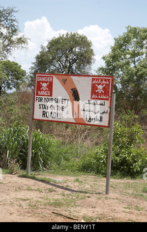 Süd-SUDAN-Schild Warnung Fahrer auf der Straße zu bleiben oder sie stoßen Landminen. Foto: SEAN SPRAGUE 2008 Stockfoto