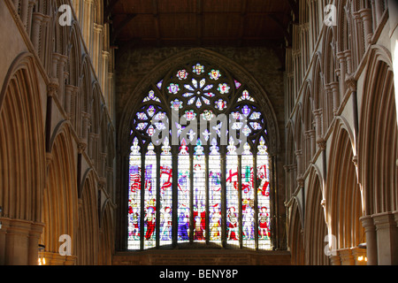 Stellen Sie über den Eingang West, St. Alban Kathedrale ist dieser wunderbare Glasfenster. Stockfoto