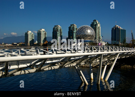 Fußgänger Fußgängerbrücke über kleine Bucht auf der 2010 Winter olympischer Athlet Dorf Website mit Science World geodätische Kuppel Stockfoto