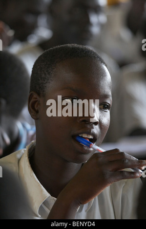 SOUTH SUDAN Kinji staatliche Grundschule, Yei. Nahaufnahme eines Kindes in der Klasse sitzen. Foto: SEAN SPRAGUE 2008 Stockfoto