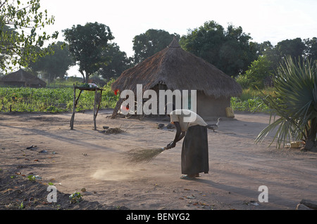 SOUTH SUDAN frühen Morgen Szene auf einem landwirtschaftlichen Gehöft YEI. Frau fegt den Hof ihres Hauses. Foto: SEAN SPRAGUE 2008 Stockfoto