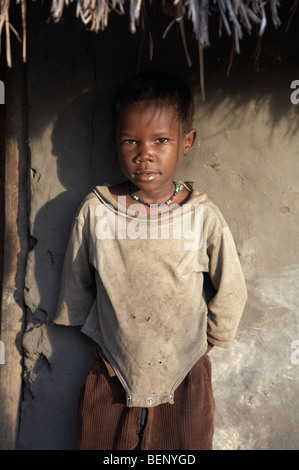 SOUTH SUDAN frühen Morgen Szene auf einem landwirtschaftlichen Gehöft YEI. Junges Mädchen fangen die ersten Strahlen der Sonne. Stockfoto