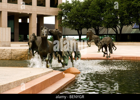 Las Colinas Mustangs, 5205 North O'Connor Rd, Irving, TX. Befindet sich in Williams Square Plaza Stockfoto