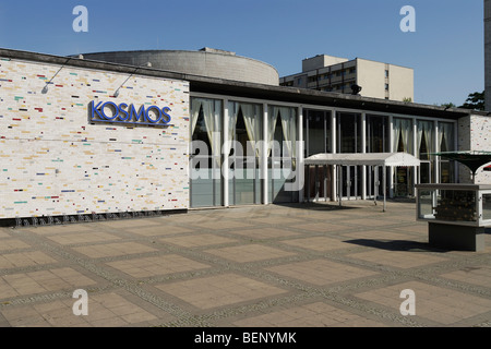 Berlin. Deutschland. Kosmos-Kino an der Karl-Marx-Allee. Stockfoto