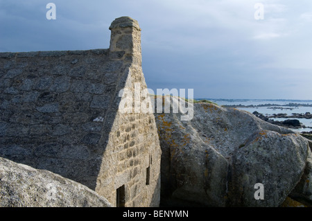 Altes Zollhaus, eingekeilt zwischen den Felsen bei Menez Ham / Meneham, Kerlouan, Finistère, Bretagne, Frankreich Stockfoto