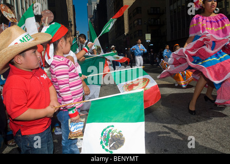 Mexican Americans sammeln auf der Madison Avenue in New York für die jährliche Parade der mexikanische Unabhängigkeitstag Stockfoto