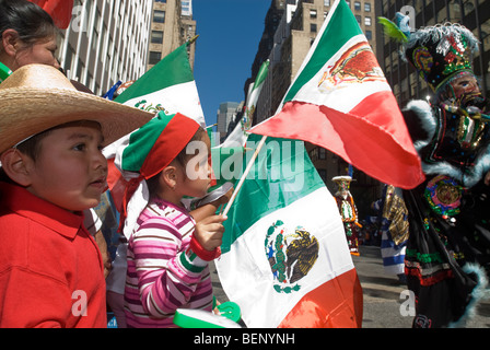 Mexican Americans sammeln auf der Madison Avenue in New York für die jährliche Parade der mexikanische Unabhängigkeitstag Stockfoto