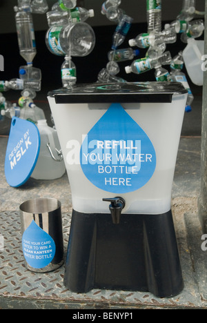 Umwelt-Installation fördert nicht mit Wasser in Flaschen Stockfoto