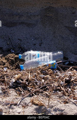 PLASTIKVERSCHMUTZUNG UND ABFÄLLE AUF EINER GRIECHISCHEN INSEL STRAND ANGESPÜLT. Stockfoto