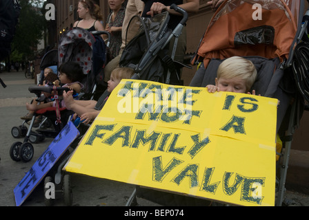 Lokalen Fort Greene Mütter Zähler Protest Mitglieder der Westboro Baptist Church in New York Stockfoto