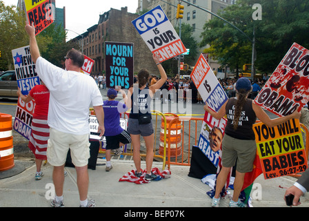 Mitglieder der Westboro Baptist Church protestieren vor Brooklyn Technical High School in New York Stockfoto