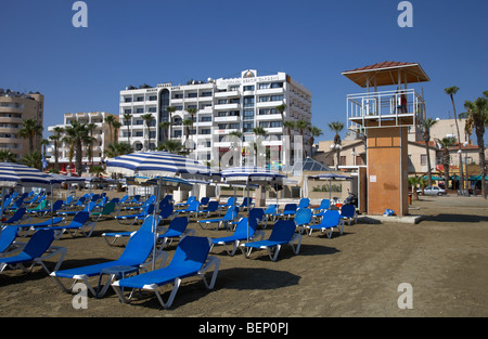 leere Liegestühle und Rettungsschwimmer-Turm vor den Hotels am Phinikoudes Strand im Stadtzentrum von Larnaca Zypern Stockfoto