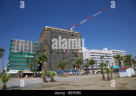 neue Hotels Wohnungen und Hochhäusern während der Bauphase auf Phinikoudes Strand im Stadtzentrum von Larnaca Zypern Stockfoto