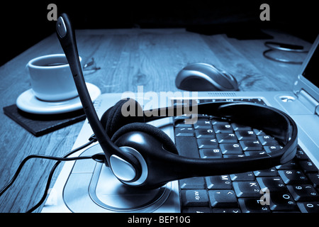 Neues Zeitalter home Arbeitskonzept, getönten blau zu zeigen, es gibt kein entkommen aus Arbeit jetzt. Stockfoto