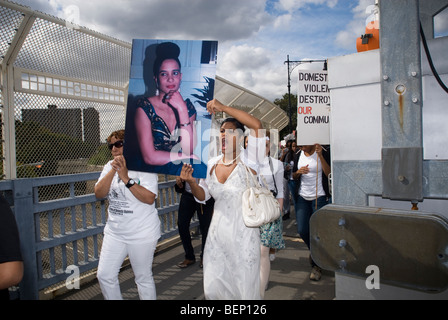 Frauen als Bräute in der 9. jährliche Gladys Ricart und Opfer von häuslicher Gewalt Memorial Walk März verkleidet Stockfoto