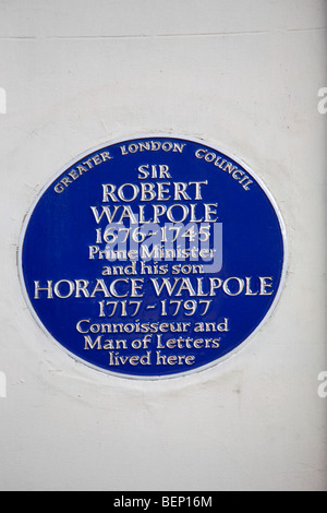 Premierminister Sir Robert Walpole Plaque an der Seite seines Hauses Nr. 5 Arlington Street Westminster London SW1 Stockfoto