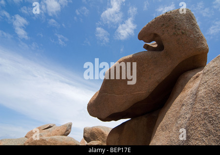 Bizarre Felsformationen entlang der Côte de Granit rose / rosa Granit Küste bei Ploumanac'h, Côtes-d ' Armor, Bretagne, Frankreich Stockfoto