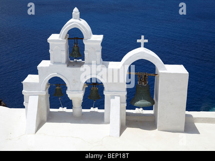 Griechische Kirche Glockentürme mit Blick auf das Ägäische Meer Stockfoto