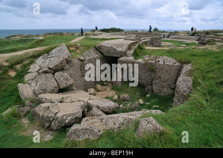 WW2-Website mit bombardiert Zweiter Weltkrieg Bunker an der Pointe du Hoc, Normandie, Frankreich Stockfoto