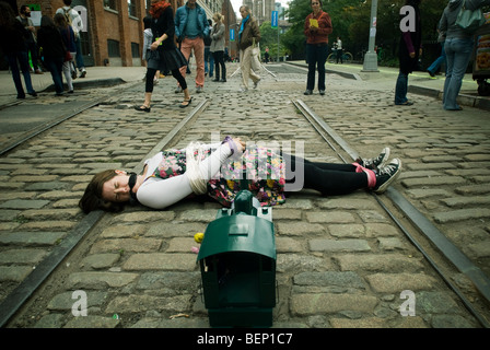 Die Künstlerin Alexandra Halky führt "Damsel in Distress" Nutzung der verlassenen Bahngleisen in New York Stockfoto