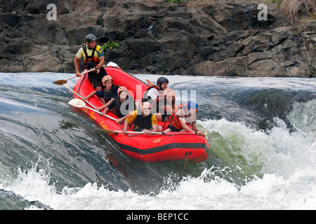 Touristen-Wildwasser rafting auf der Weiße Nil / Victoria-Nil, Uganda, Afrika Stockfoto