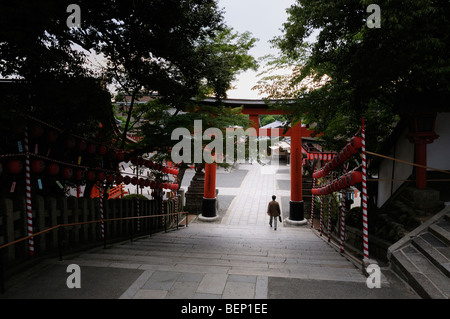 Torii führt zum Inneren Heiligtum (innere Seitenansicht). Fushimi Inari-Taisha Schrein (aka Fushimi Inari). Kyoto. Japan Stockfoto