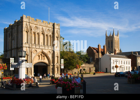 Abbey Gate und die Kathedrale von Angel Hill Bury St Edmunds Suffolk England Stockfoto