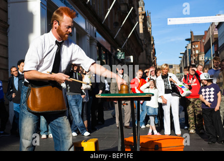 Tod verschiedene, Straße Entertainer magische Kunststücke in der Buchanan Street, Glasgow, Schottland Stockfoto