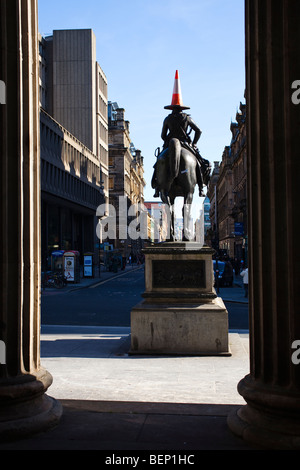 Statue des Herzogs von Wellington, mit dem traditionellen Parkplatz Kegel auf den Kopf, außerhalb der Gallery of Modern Art, Glasgow Stockfoto