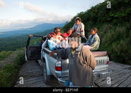 Entwicklungsland Transport: eine Familie und andere Dorfbewohner auf der Rückseite einen Pickup-Truck Stockfoto