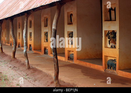 Reliefs im historischen Museum von Abomey aus Dahomey-Dynastie, Benin, Afrika Stockfoto