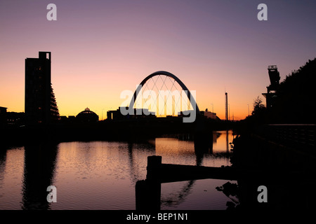 Die Glasgow Clyde Arc und Finneston Crane bei Sonnenuntergang. Stockfoto