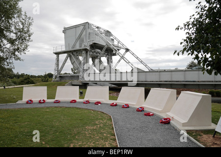 Denkmal für die 6 Airborne vor der ursprünglichen Pegasus Bridge, Pegasus Museum, Normandie, Frankreich. Stockfoto