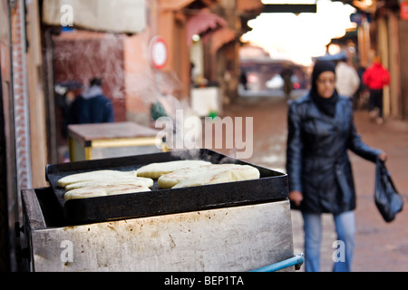 Frisch gebackene arabisches Brot zum Verkauf auf der Straße des Souk. Marrakesch Medina, Nordafrika Stockfoto